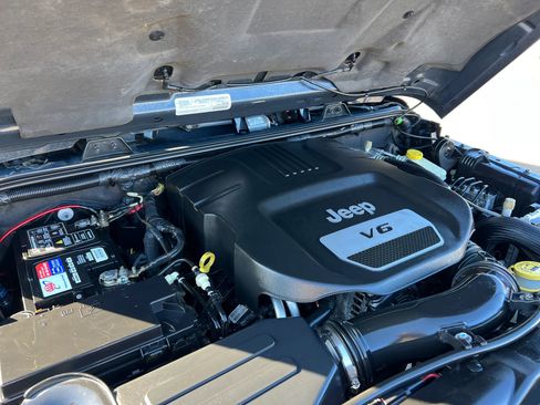 Used 2016 Jeep Wrangler Unlimited Rubicon w/ Connectivity Group image 37