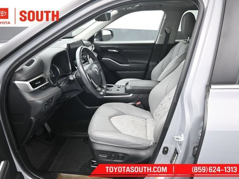 Used 2023 Toyota Highlander Bronze Edition AWD/4WD image 9
