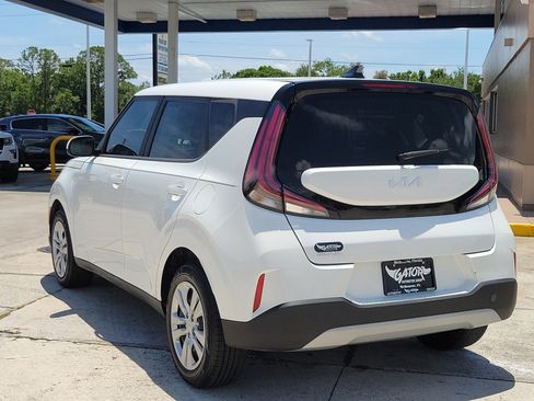 Used 2023 Kia Soul LX FWD image 3