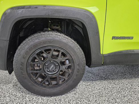Used 2018 Jeep Renegade Altitude AWD/4WD image 10