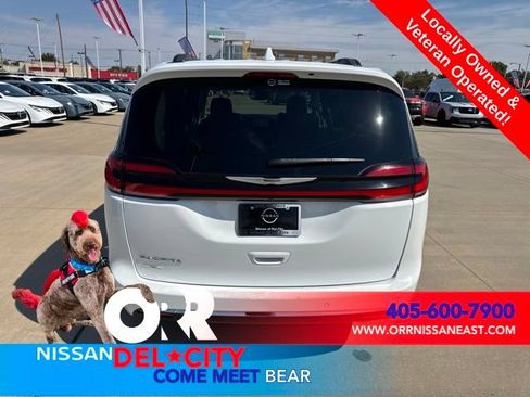 Used 2022 Chrysler Pacifica Touring-L FWD image 5
