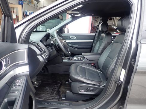 Used 2017 Ford Explorer XLT w/ Equipment Group 202A image 7