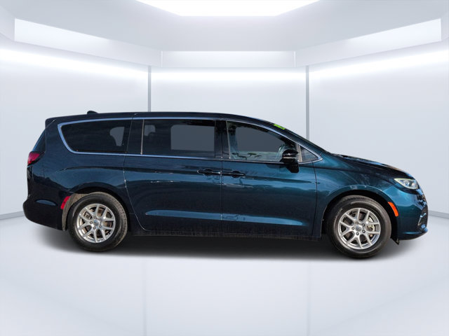 Used 2025 Chrysler Pacifica Select FWD image 2