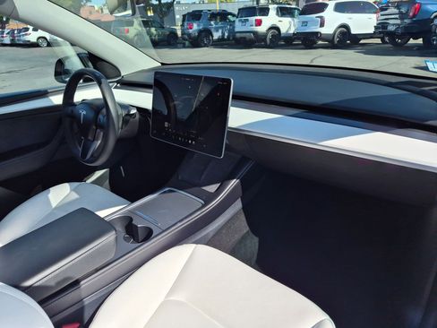 Used 2025 Tesla Model Y Long Range AWD/4WD image 31