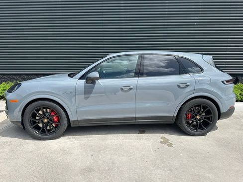 Used 2025 Porsche Cayenne S image 2