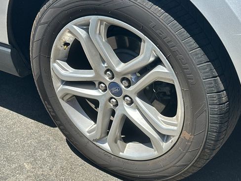 Used 2017 Ford Edge Titanium FWD image 4