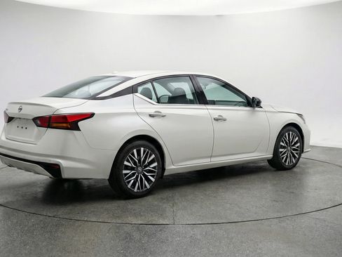 Used 2025 Nissan Altima 2.5 SV image 9