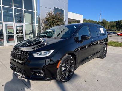 Used 2026 Chrysler Pacifica Limited w/ S Appearance Package