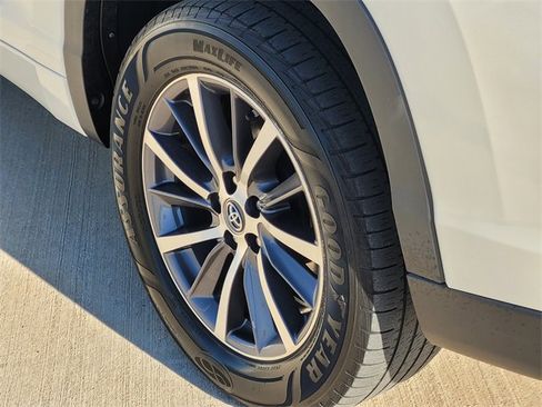 Used 2017 Toyota Highlander XLE image 7