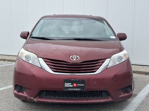 Used 2015 Toyota Sienna LE image 7