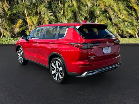 New 2025 Mitsubishi Outlander SE image 3
