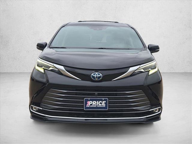 Used 2022 Toyota Sienna Platinum AWD/4WD image 2