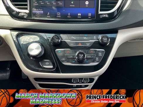 Used 2022 Chrysler Pacifica Touring-L image 27