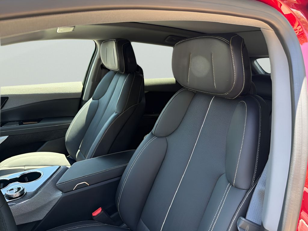 Certified 2025 Cadillac Optiq Sport 2 w/ LPO, Floor Liner Package AWD/4WD image 27
