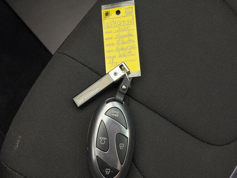 Certified 2025 Hyundai Elantra SEL FWD image 35
