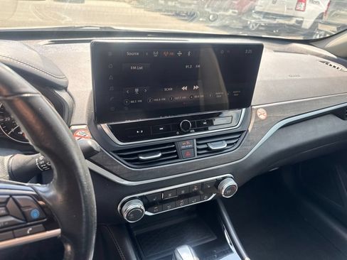 Used 2024 Nissan Altima 2.5 SV w/ SV Premium Package FWD image 12
