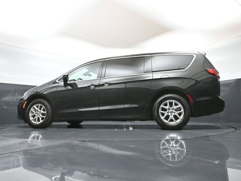 Used 2023 Chrysler Pacifica Touring-L FWD image 46