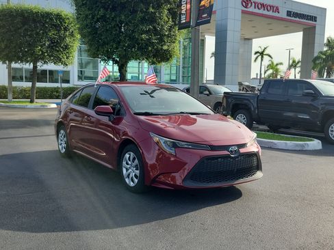 Used 2022 Toyota Corolla LE FWD image 2