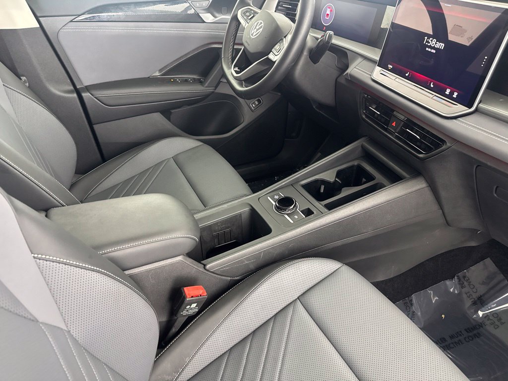 Used 2025 Volkswagen Tiguan SE AWD/4WD image 32