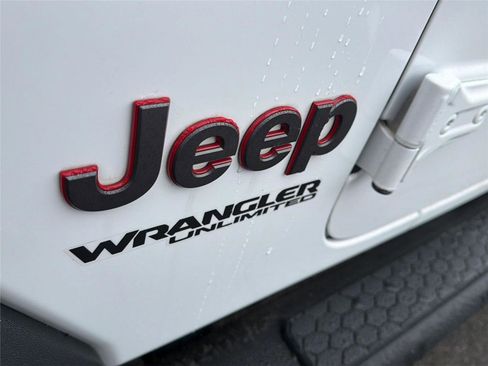 Used 2022 Jeep Wrangler Unlimited Rubicon w/ Cold Weather Group image 10