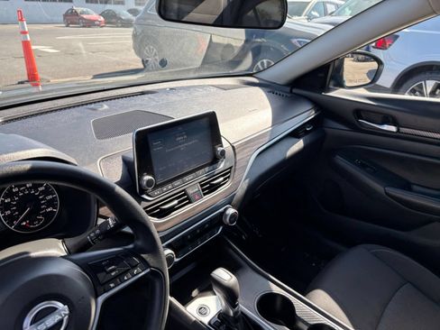 Used 2025 Nissan Altima 2.5 SV FWD image 17