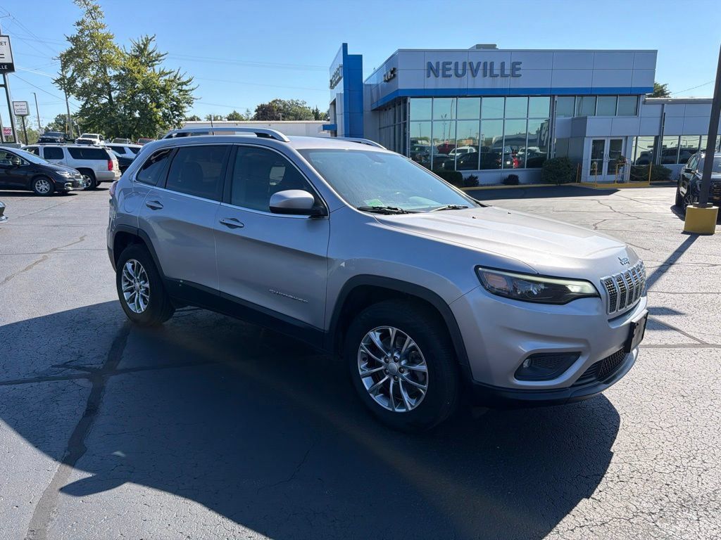 Used 2019 Jeep Cherokee Latitude Plus w/ Cold Weather Group AWD/4WD image 1