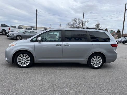 Used 2017 Toyota Sienna Limited image 9
