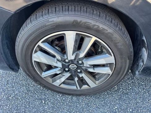 Used 2022 Nissan Versa SV image 19