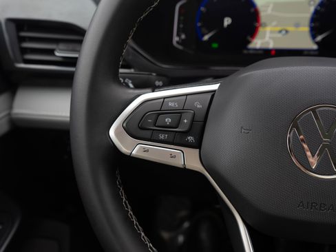 Certified 2022 Volkswagen Taos SEL w/ Panoramic Sunroof Package image 15