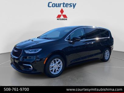Used 2025 Chrysler Pacifica Select