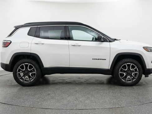 Used 2025 Jeep Compass Trailhawk AWD/4WD image 11