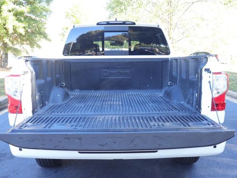 Used 2023 Nissan Titan SV image 8