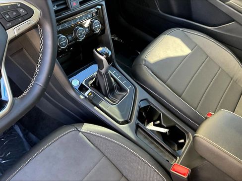 Certified 2024 Volkswagen Taos SE image 17