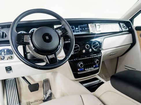 Used 2019 Rolls-Royce Phantom Sedan image 2