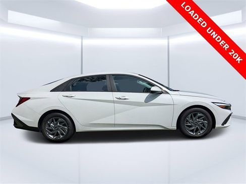 Used 2024 Hyundai Elantra SEL image 2
