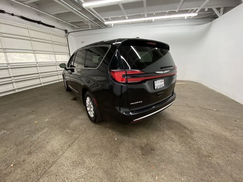 Used 2024 Chrysler Pacifica Touring-L image 4