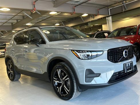 Used 2026 Volvo XC40 B5 Core w/ Climate Package image 1