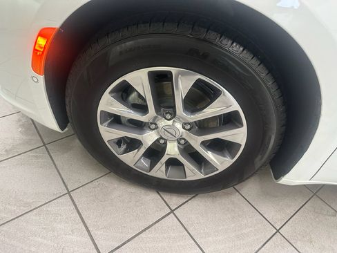 Used 2025 Chrysler Pacifica Pinnacle FWD image 17