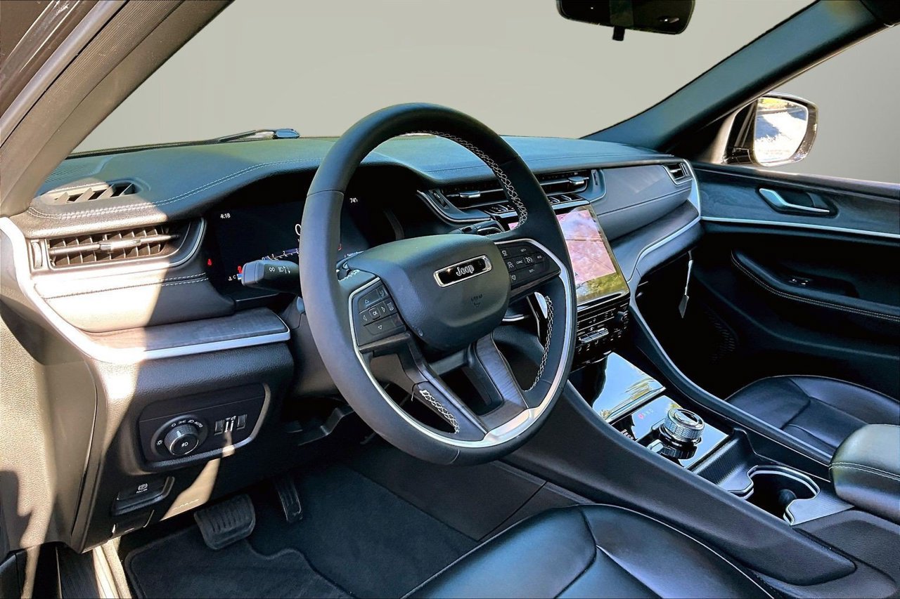 Used 2025 Jeep Grand Cherokee L Limited w/ Black Appearance Package AWD/4WD image 18