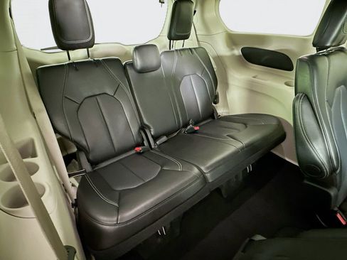 Certified 2024 Chrysler Pacifica Touring-L image 36