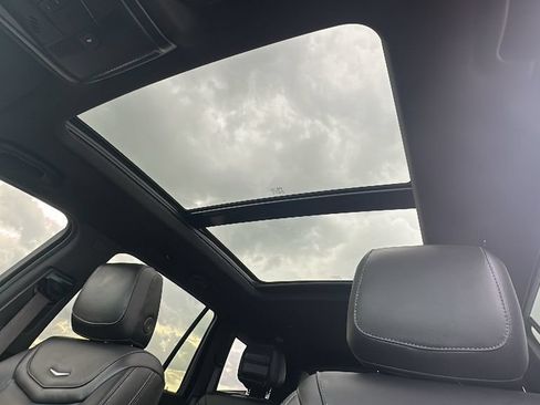 Used 2024 Cadillac XT6 Premium Luxury w/ Technology Package FWD image 5