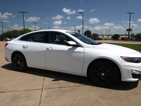 Used 2024 Chevrolet Malibu LT FWD image 3