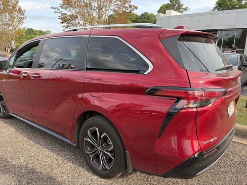 Used 2025 Toyota Sienna Platinum AWD/4WD image 16