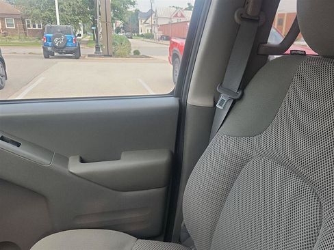 Used 2018 Nissan Frontier SV AWD/4WD image 15