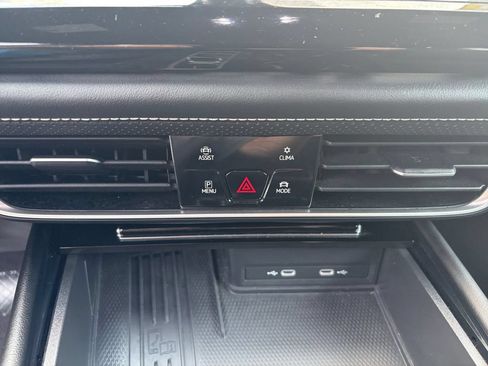 Certified 2025 Volkswagen Atlas Cross Sport SE FWD image 17