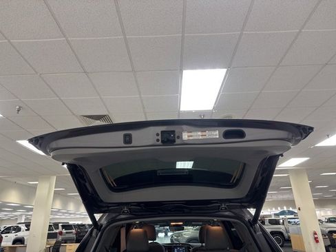 Used 2019 Toyota Highlander XLE image 19