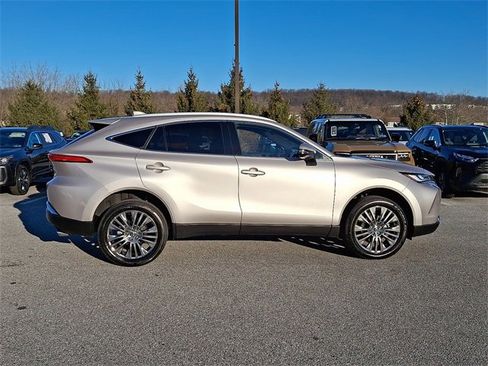 Certified 2024 Toyota Venza XLE image 7