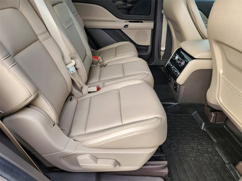 Used 2021 Lincoln Aviator 2WD image 31