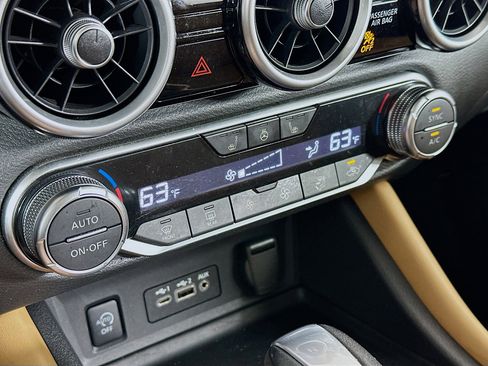 Used 2025 Nissan Sentra SV w/ SV Premium Package image 23