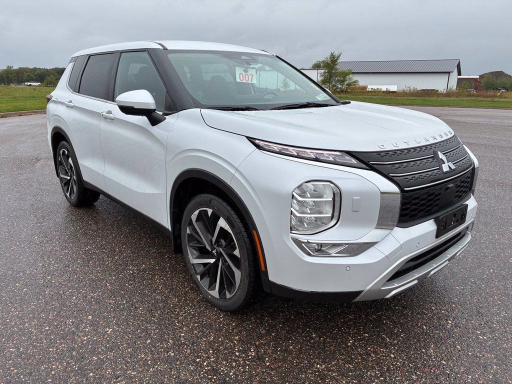 Used 2023 Mitsubishi Outlander ES AWD/4WD image 2